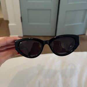 Elegant Black Cat-Eye Sunglasses